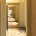 de deur door 2
