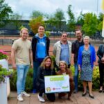 Foto uitreiking cheque Tennisclub De Kikkers